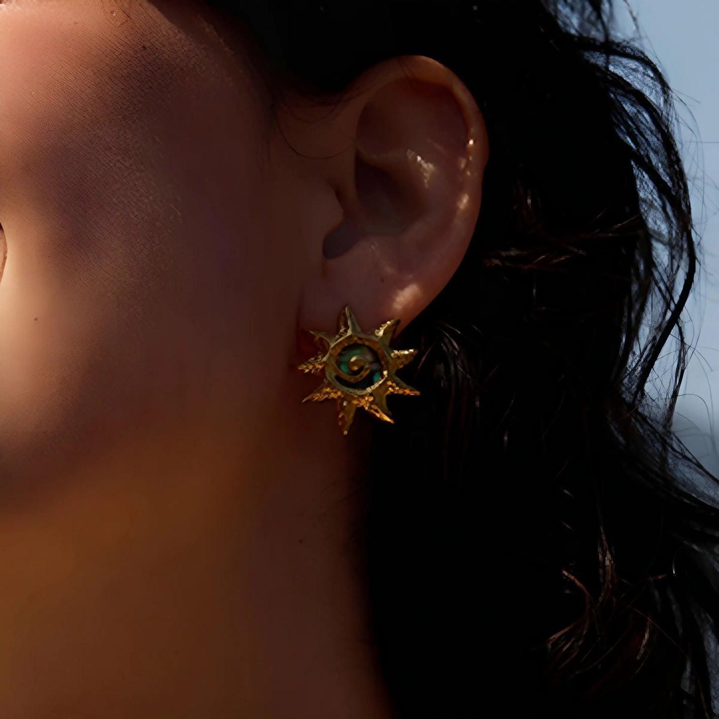 Uworld Classic Gold Color Hammer Pattern Spiral Sun Artificial Abalone Shell Earrings Women PVD Plated Stainless Steel Jewelry