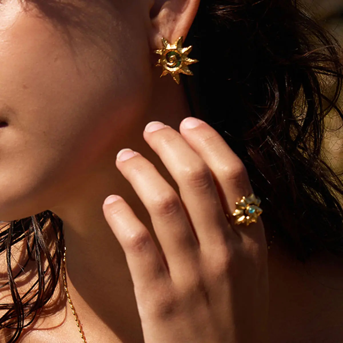 Uworld Classic Gold Color Hammer Pattern Spiral Sun Artificial Abalone Shell Earrings Women PVD Plated Stainless Steel Jewelry